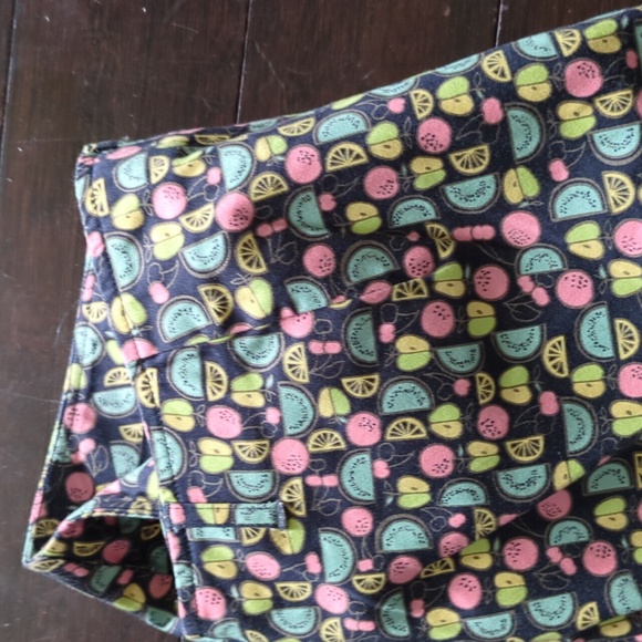 Talbots Stretch Womens Cropped Pants Size 12 Black w/ Stylized Fruit Print 1732 - Picture 6 of 6